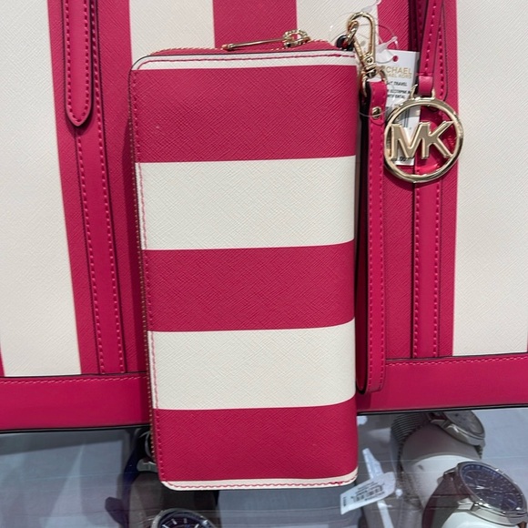 MICHAEL KORS JST 
Leather Continental Wristlet Phone Case Wallet 
El Pink 
NWT - Picture 3 of 16
